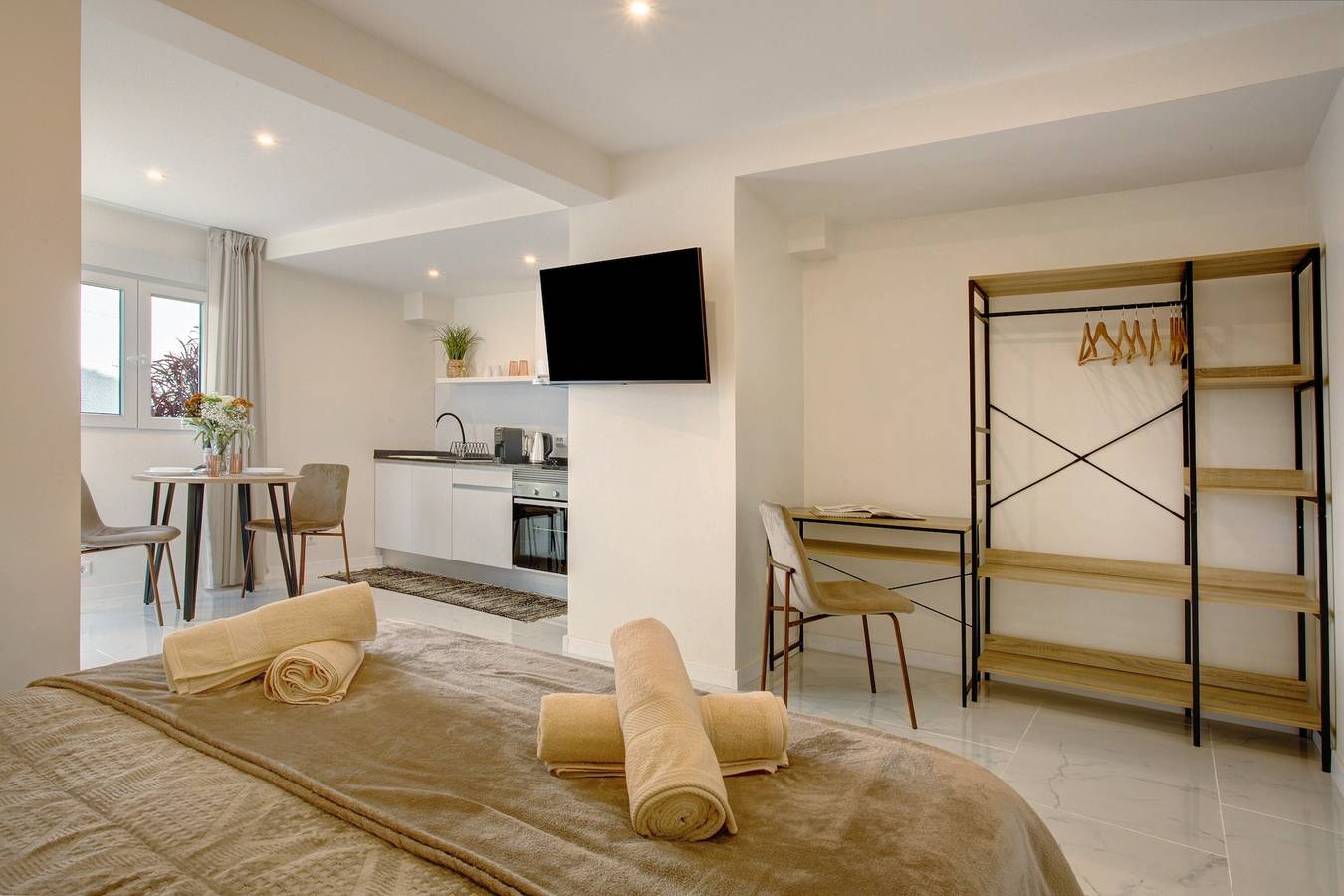 Entire studio, Studio Apartment '02' with Shared Garden and Wi-Fi in Imaculado Coração de Maria, Madeira