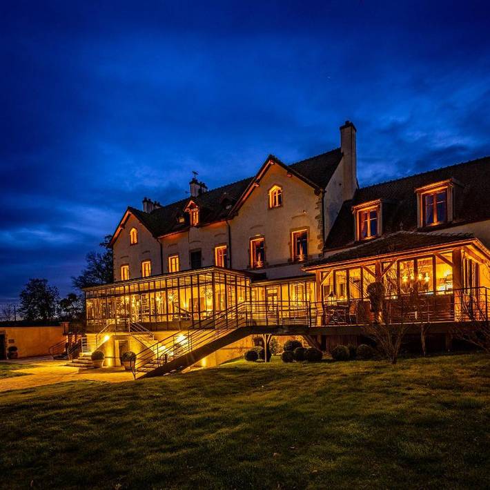 Hotel für 4 Personen, mit Garten und Ausblick sowie Seeblick und Pool, mit Haustier in Burgund