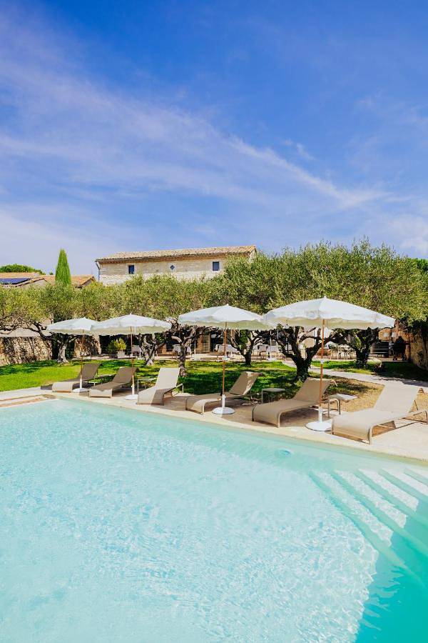 Hôtel pour 4 personnes, avec Jacuzzi et Terrasse ainsi que Jardin et Piscine à Saint-Hilaire-d'Ozilhan