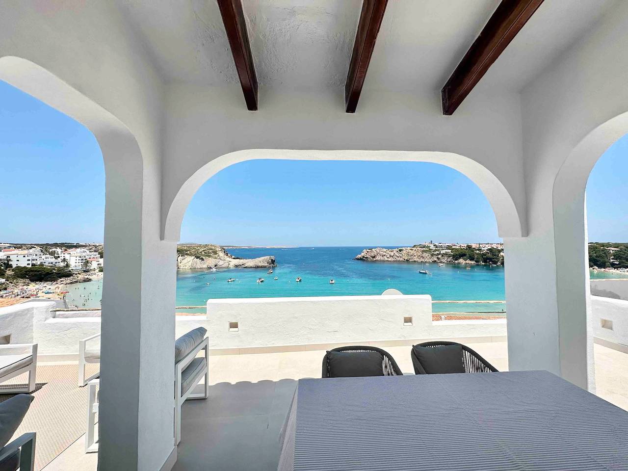 Apartamento entero, Apartamento 'Poblado Marinero' con balcón, Wi-Fi y aire acondicionado in Arenal d'en Castell, Es Mercadal