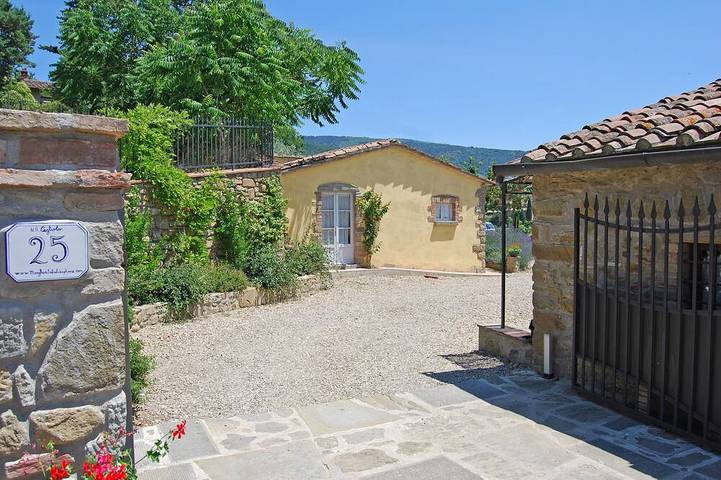 Appartamento in agriturismo nella collina toscana con vista su Cortona. in Cegliolo, Cortona