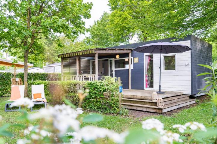 Mobil home pour 5 personnes, avec terrasse ainsi que jardin et piscine, animaux acceptés