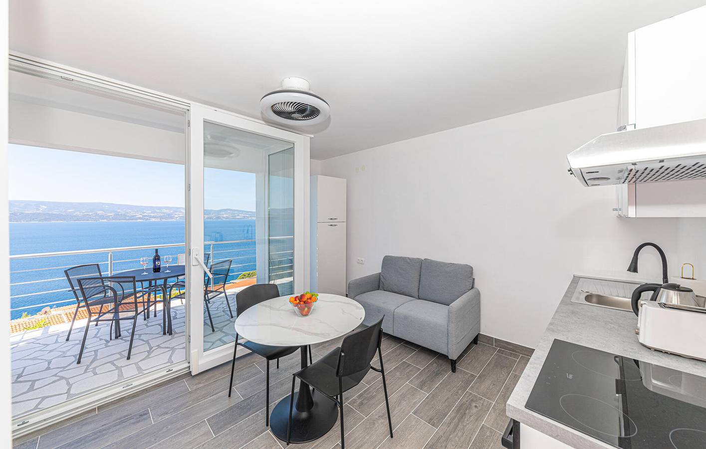 Ganze Ferienwohnung, Gemütliche 1-Zimmer-Wohnung mit Terrasse, 1 km vom Strand entfernt in Stanici, Omis-Riviera