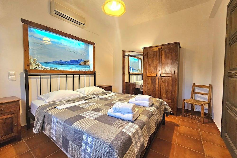 Villa Pachakis, 5 Autominuten zum Komo Strand, \"wilder\" Garten mit Pfefferbaum in Pitsidia, Iraklio-Heraklion und Umgebung