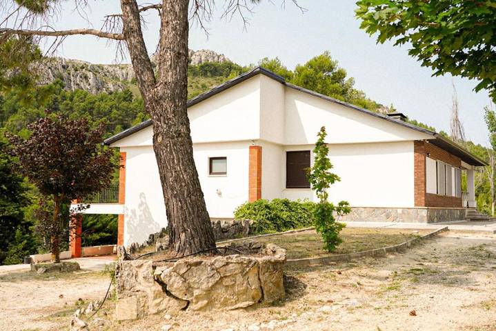 Casa rural para 14 personas, con jacuzzi y piscina además de terraza y jardín en Confrides - 4