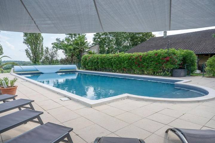 Location de vacances pour 10 personnes, avec Terrasse et Jardin ainsi que Piscine et Vue à Monclar-de-Quercy