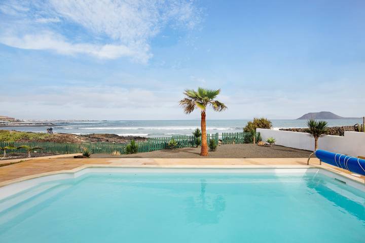Holiday Home "Ocean Spirit" Near Beach with Sea View, Pool & Wi-Fi in Corralejo, La Oliva