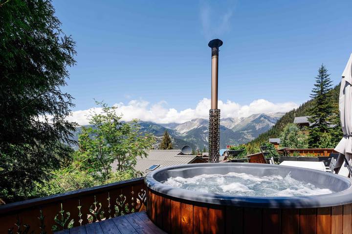 Appartement entier, Appartement 'Bas De Lout'Chi Valfréjus' avec vue sur la montagne, terrasse privée et Wi-Fi in Valfréjus, Modane