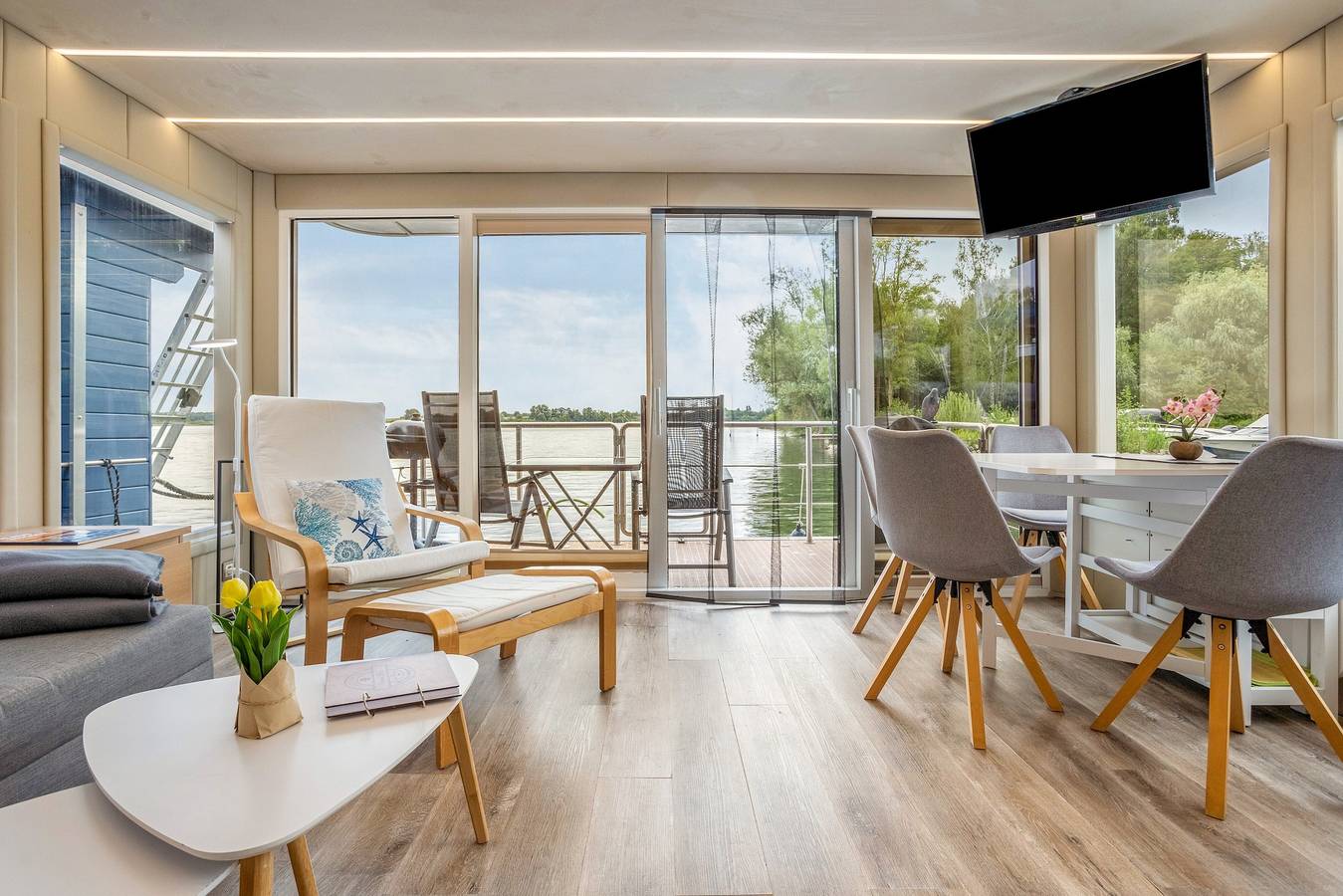 Hausboot 'Emma Blue' mit Seeblick, privater Terrasse und Wlan in Röbel, Müritz