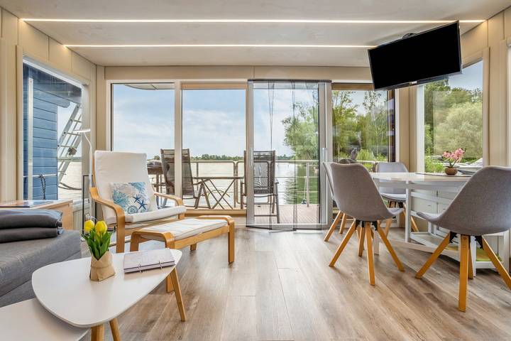 Hausboot für 4 Personen, mit Sauna und Seeblick in Röbel-Müritz