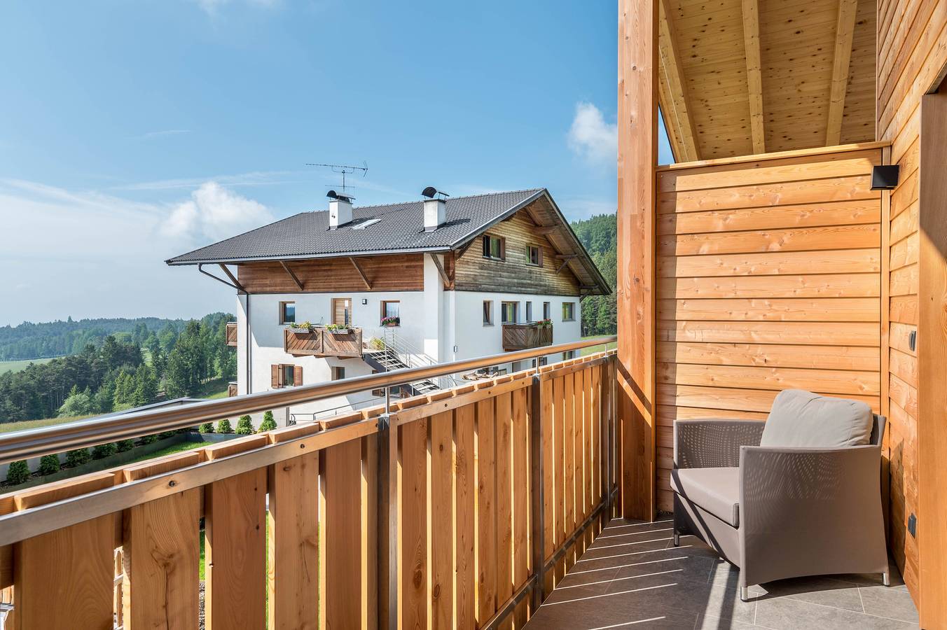 Ganze Wohnung, Ferienwohnung 'Larch' mit Bergblick, Gemeinschaftsgarten und Wlan in Jenesien, Sarntaler Alpen