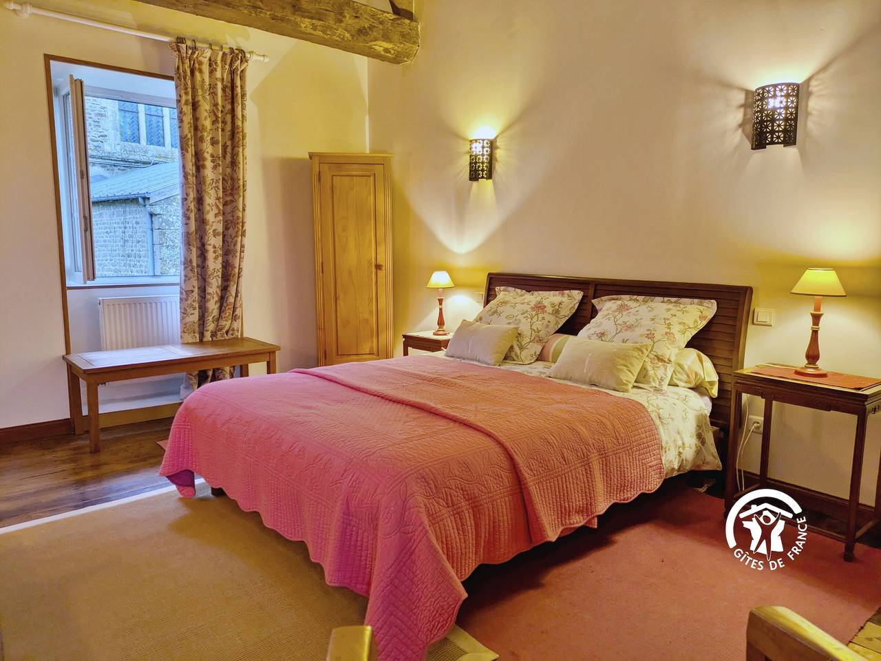 Évasion Authentique: Chambre de Charme au Presbytère, Niort-la-Fontaine in Lassay-les-Châteaux, Parc naturel régional Normandie-Maine