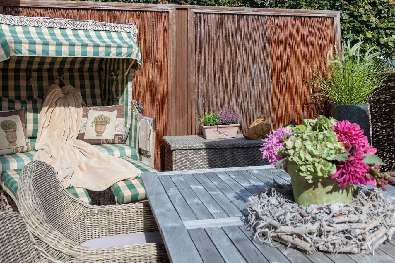 Ganze Wohnung, Landhaus Fewo Stranddüne Hunde willkommen 2 Bäder 2 Terrassen 50m zum Strand in Scharbeutz, Ostholstein