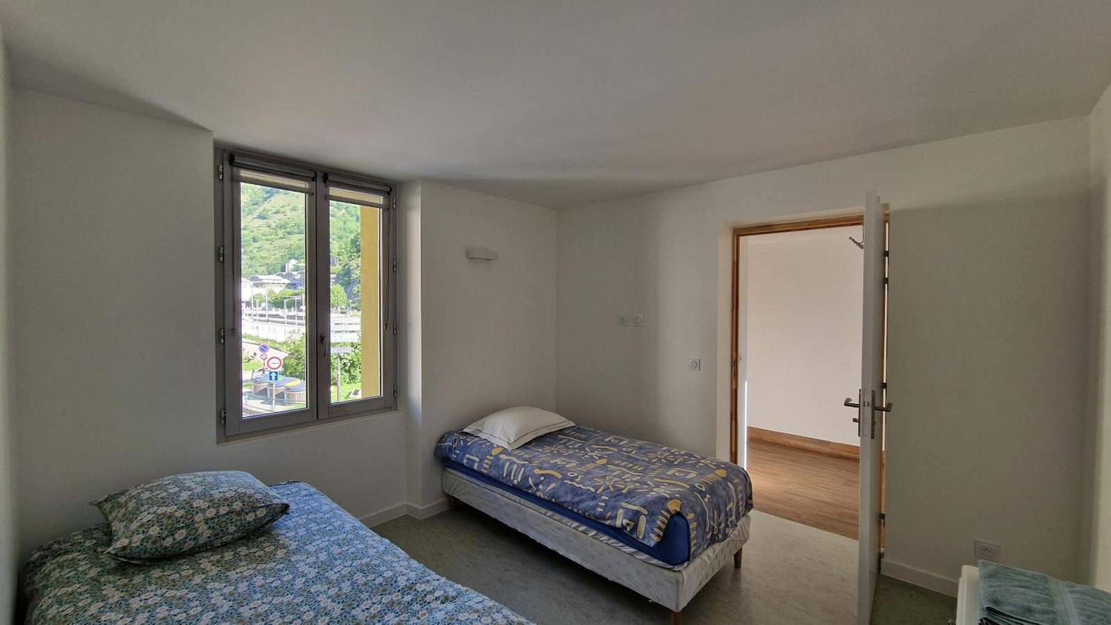 Chambre 2 – L'Auberge Le Toit Vert : Espace et praticité à Moutiers in Moûtiers, Massif du Mont-Blanc