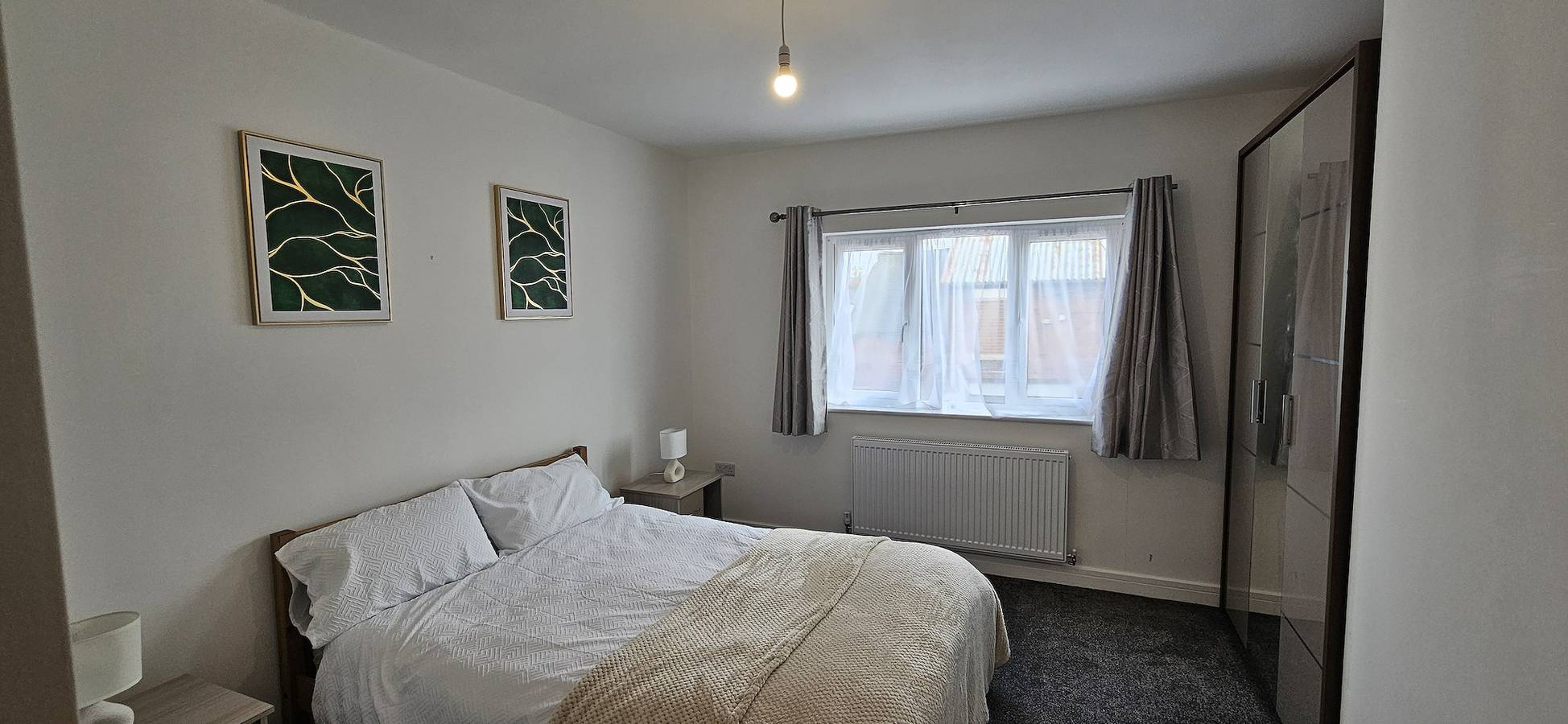 Citrine Suite - Sleeps 8 with Parking in Stoke-on-Trent, Midlands