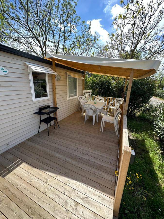 Camping pour 6 personnes, avec Terrasse ainsi que Bassin pour enfant et Piscine à La Roque-d'Anthéron - 2