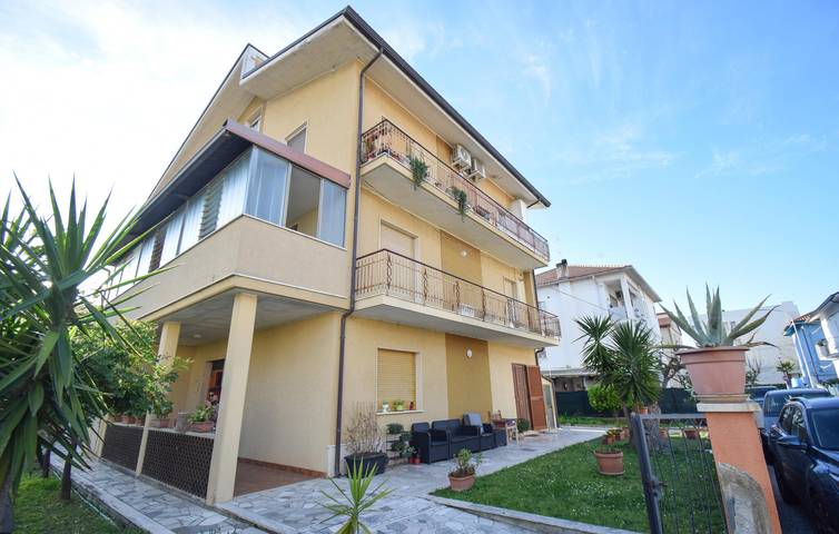 Appartamento per 5 persone, con terrazza e giardino in Villa Rosa