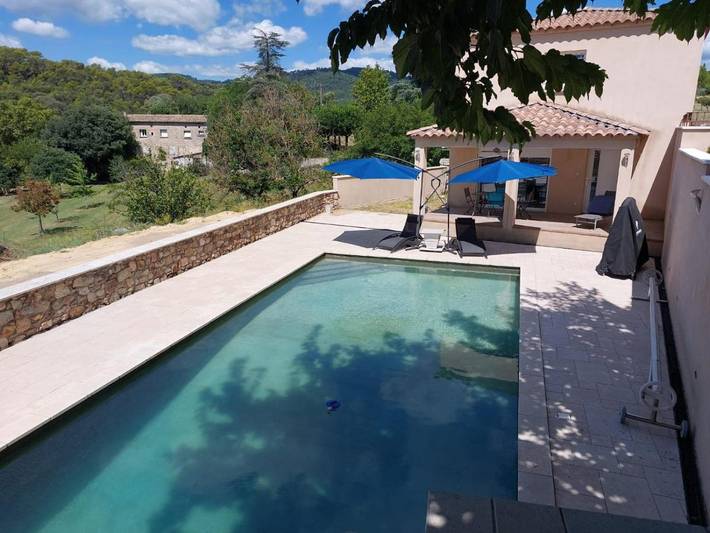 Appartement de vacances pour 2 personnes, avec jardin et piscine ainsi que terrasse et vue