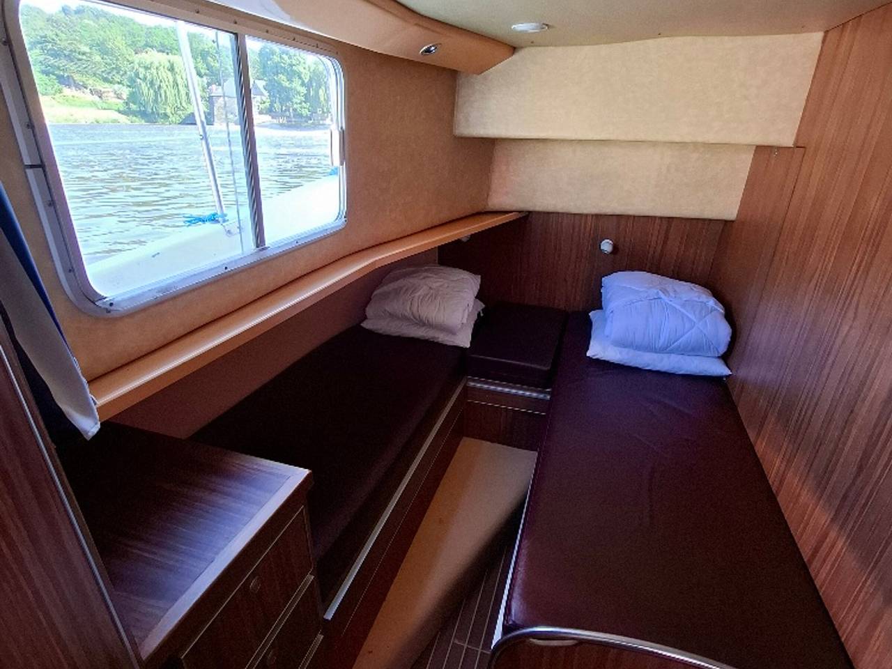 Séjour vintage à bord d'une péniche à Chenillé-Champteussé, 8-10 pers, grand espace extérieur in Chenillé-Changé, Région de Segré