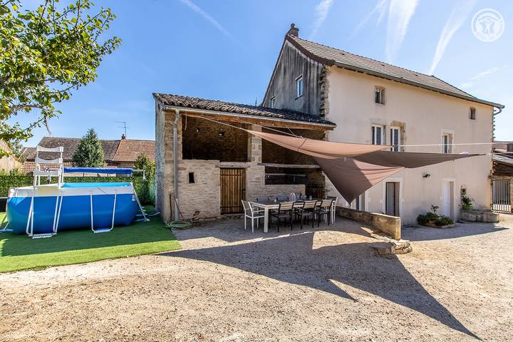 Gîte pour 8 personnes, avec Terrasse ainsi que Jardin et Piscine dans Jugy