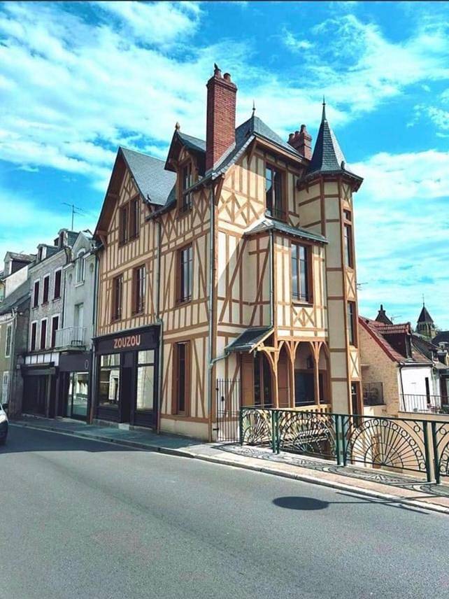 Logis Hotel La Maison à Pan De Bois in Vierzon, Région de Vierzon