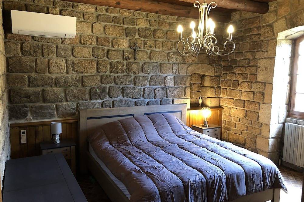Demeure en pierre de caractère dans un parc de 5Ha offrant  15 couchages et plus in Saint-Apollinaire-de-Rias, Parc naturel régional des Monts d'Ardèche
