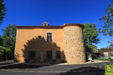 Chambre d’hôte pour 2 personnes, avec jacuzzi et sauna ainsi que jardin et piscine dans le Puy-de-Dôme
