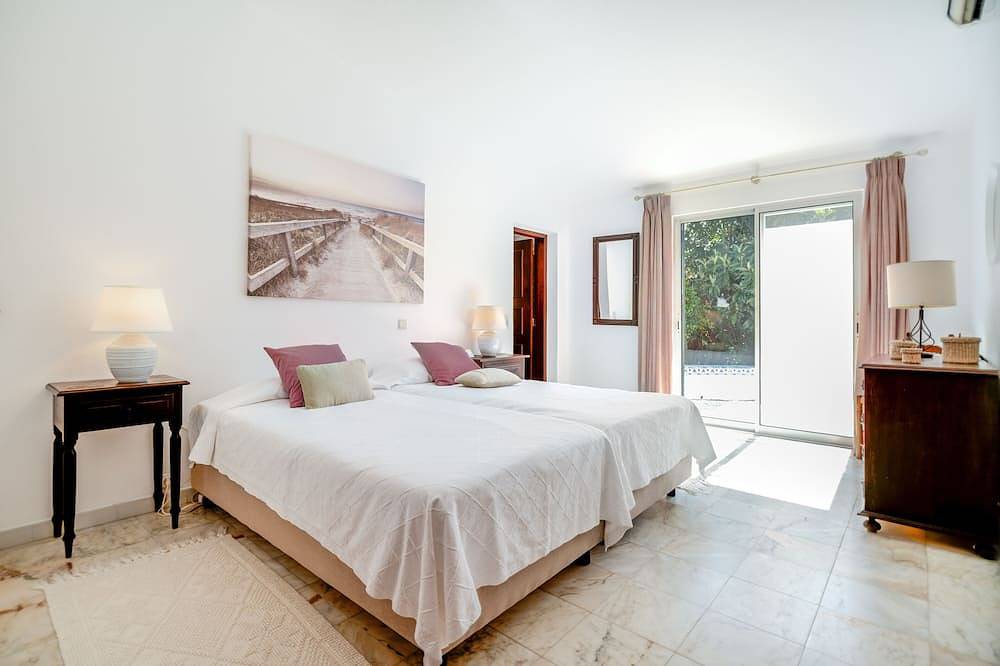 Traditional 3 bedroom villa with great pool in the heart of Vale do Lobo in Vale do Lobo, Almancil