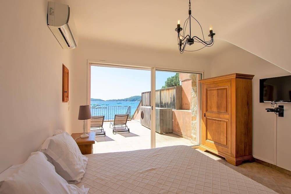 House **** On The Beach Of Pinarello, unique location.15mn from porto-Vecchio  in Pinarellu, Zonza