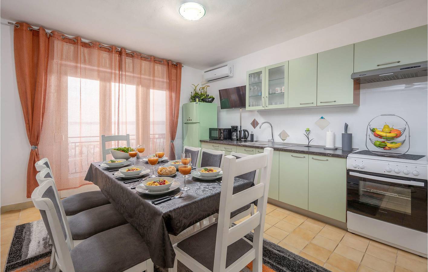 Ganze Ferienwohnung, Gemütlich, 2 km vom Strand entfernt: WLAN, Klimaanlage, Parkplatz und Terrasse! in Novi Vinodolski, Primorje-Gorski Kotar