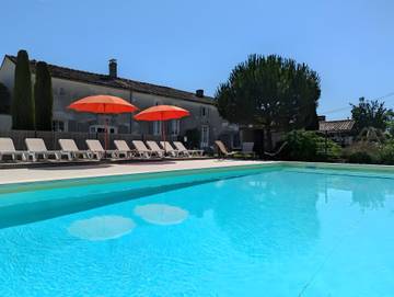 Gîte pour 14 personnes, avec jardin à Verrières (Charente)