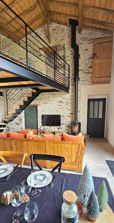 Location de vacances pour 10 personnes, avec piscine ainsi que terrasse et vue dans Beaupréau-en-Mauges - 3