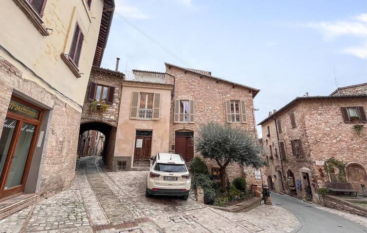 Spazioso appartamento con giardino, wifi gratuito e parcheggio vicino al centro di Spello in Spello, Perugia e dintorni
