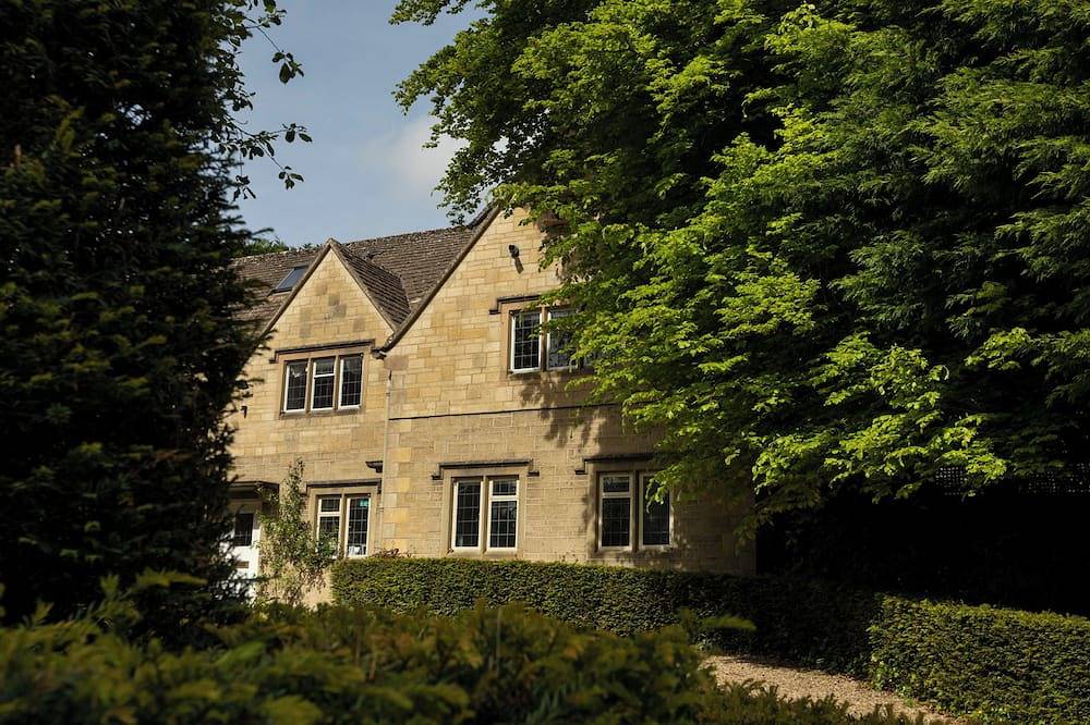 Spacious 5* guest house with private tennis court and beautiful gardens in Cirencester, Gloucestershire