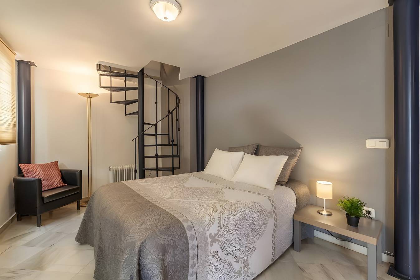 Entire apartment, Gavidia Center Premium Suites Apartment with Wi-Fi and Air Conditioning in Casco Antiguo, Sevilla