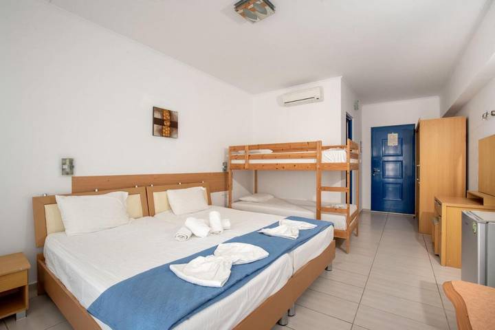 Location de vacances pour 2 personnes, avec jardin ainsi que piscine et balcon à Faliráki - 4