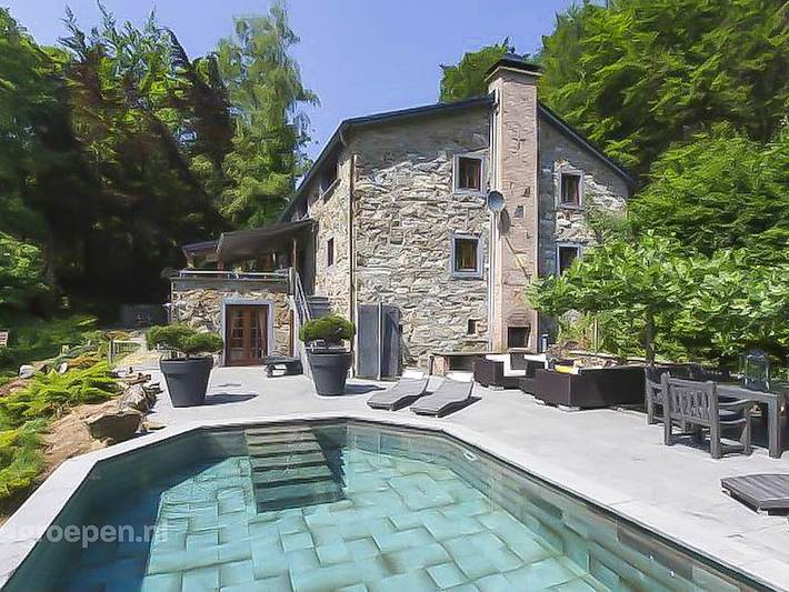 Location de vacances pour 12 personnes, avec balcon/terrasse et sauna ainsi que terrasse et piscine à Stoumont