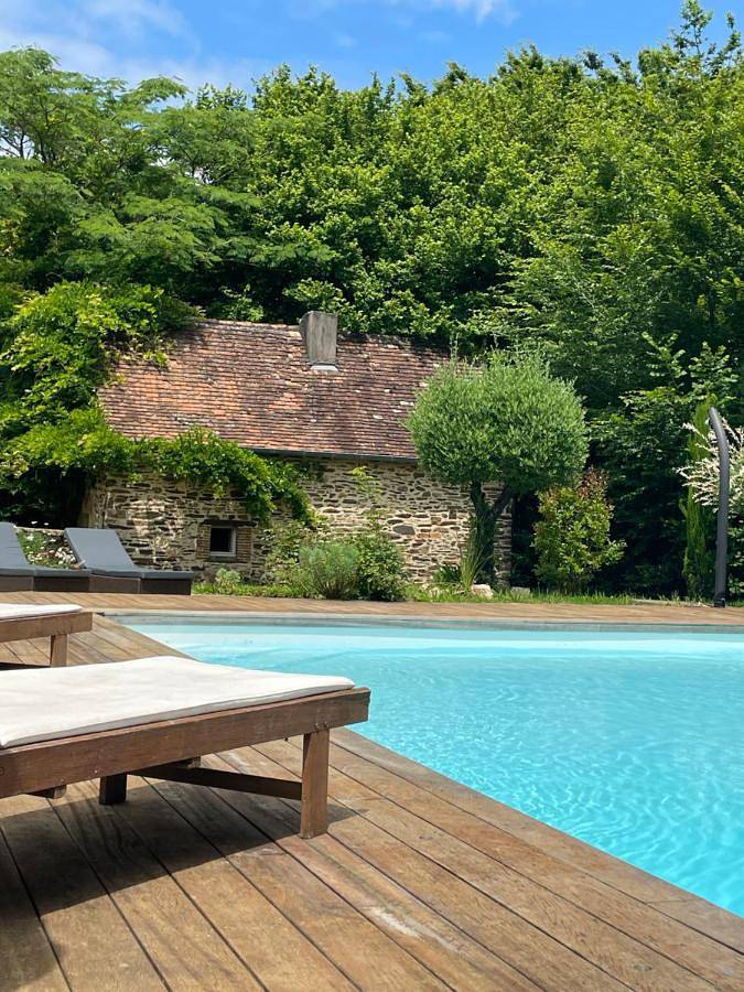 Location de vacances pour 2 personnes, avec Jacuzzi et Terrasse ainsi que Jardin et Piscine à Sarlande