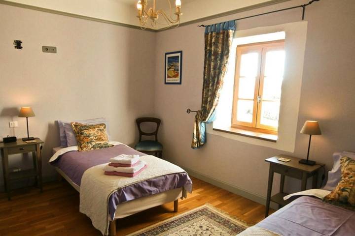 Location de vacances pour 3 personnes, avec jardin et vue, adapté aux familles à Rieupeyroux - 2