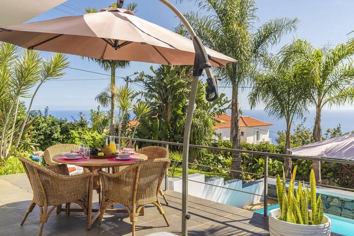 Pool, garden and sea view - Villa Hibiscus in Estreito da Calheta, Madeira