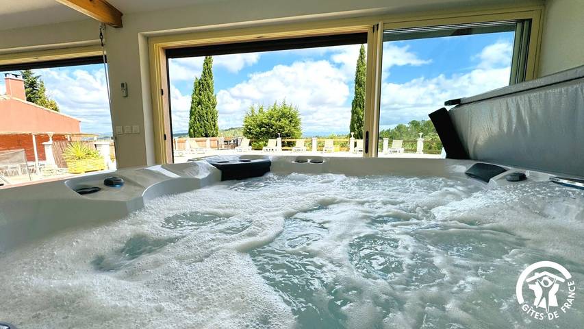 Gîte pour 10 personnes, avec Jacuzzi et Terrasse ainsi que Jardin et Piscine