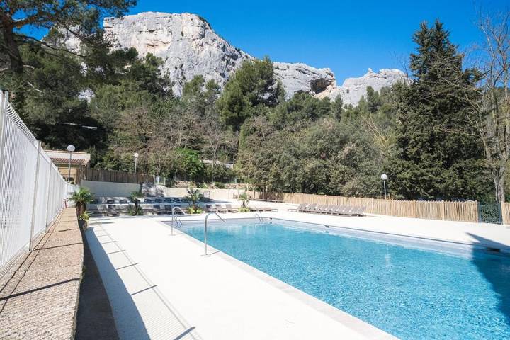 Location de vacances pour 6 personnes, avec vue ainsi que piscine et terrasse, animaux acceptés à Orgone