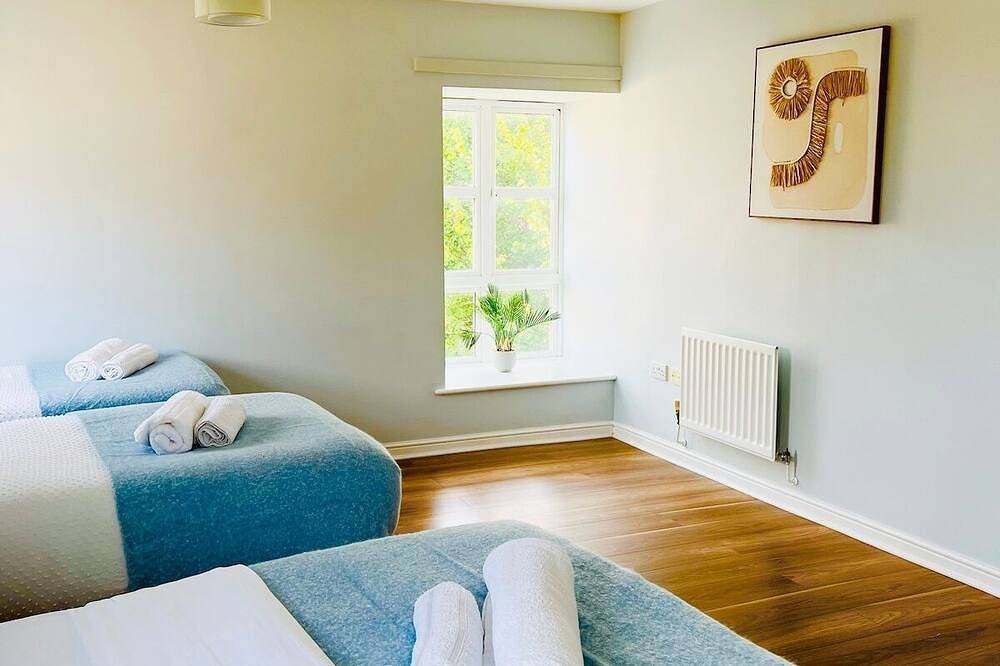 Luxury 4Br House , Bluewater, Dartford, Parking in Stone (Dartford), Dartford
