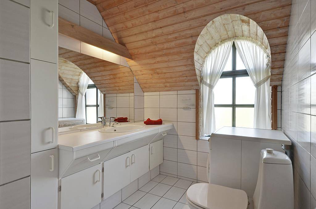 Traditionelles Reetdachhaus mit viel Holz, Kaminofen und überdachter Terrasse – 3 Schlafzimmer in Vester Husby, Husby (Dänemark)