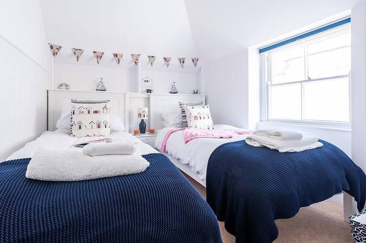 Plane Sailing sleeps 4 in 2 bedrooms and is in the heart of St Ives, very close to beaches has an allocated parking space in St. Ives, Cornwall