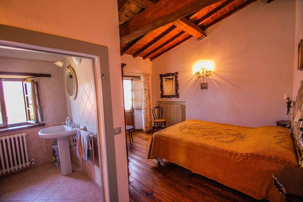 House with private pool,panoramic views in northern Tuscany. 4 bedrooms-9 sleeps in Villa Collemandina, Garfagnana