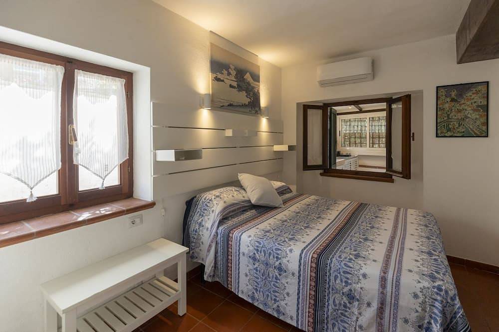 Appartamento intero, Questa graziosa casa, con ingresso indipendente ed un comodo spazio esterno attrezzato, è situata a in Biodola, Parco Nazionale Arcipelago Toscano