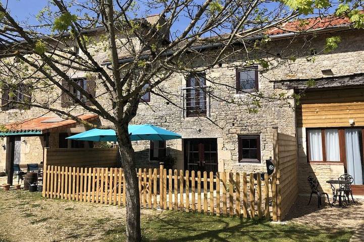 Location de vacances pour 6 personnes, avec jardin ainsi que piscine et balcon à Blanzay