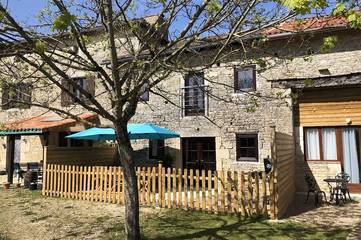 Location de vacances pour 6 personnes, avec balcon ainsi que jardin et piscine à Blanzay