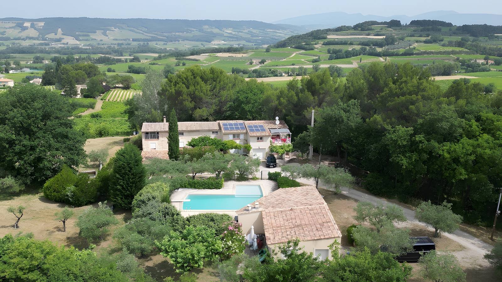Appartement entier, Gîte 'Gite Du Petit Bois' avec piscine partagée, Wi-Fi et climatisation in Villedieu, Vaucluse